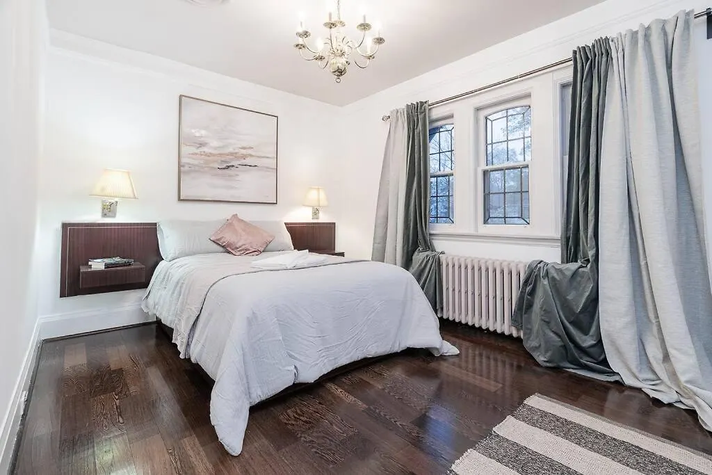 Charming 5-Bedroom Forest Hill Home Toronto 0*,  Kanada